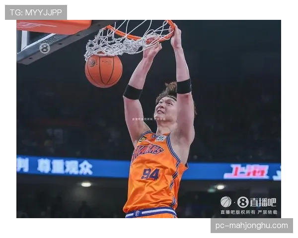 “特写:王哲林在一次成功的高位协防后,向年轻队友大声呼喊布置” “特写:王哲林在一次成功的高位协防后,向年轻队友大声呼喊布置”