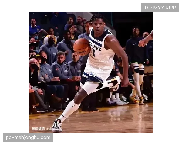 特写:爱德华兹追身封盖后一条龙暴扣,点燃森林狼主场 特写:爱德华兹追身封盖后一条龙暴扣,点燃森林狼主场